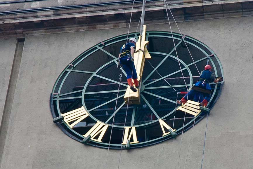 Campaniste travaillant sur l'horloge de la mairie de Schöneberg à Berlin